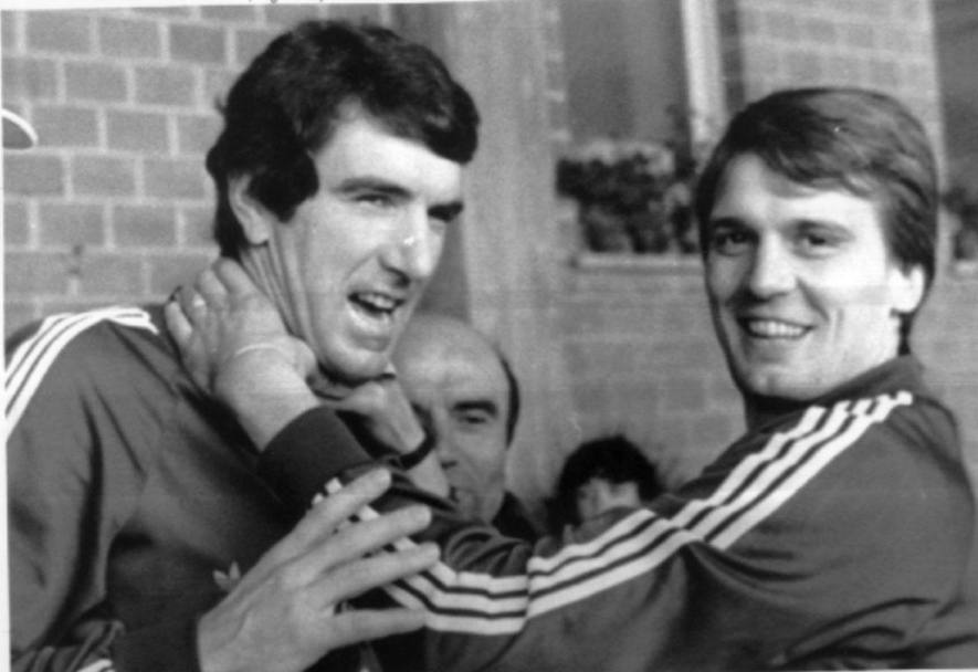 11 giugno 1980. Ritiro della nazionale a Biella. Tardelli finge scherzosamente di strangolare Zoff